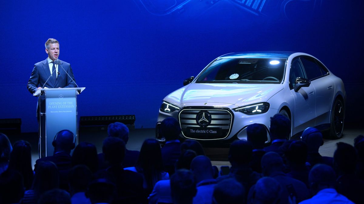 Magyar Péter a Mercedes gyárral üzentette meg, hogy Kecskemét polgármesterét nem akarja ott látni