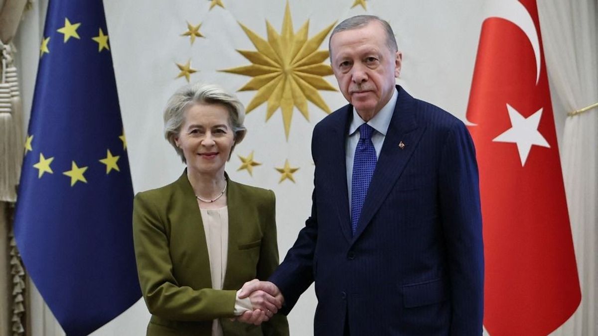 Von der Leyen eladományozza az Erdogantól kapott egyedi pisztolyát