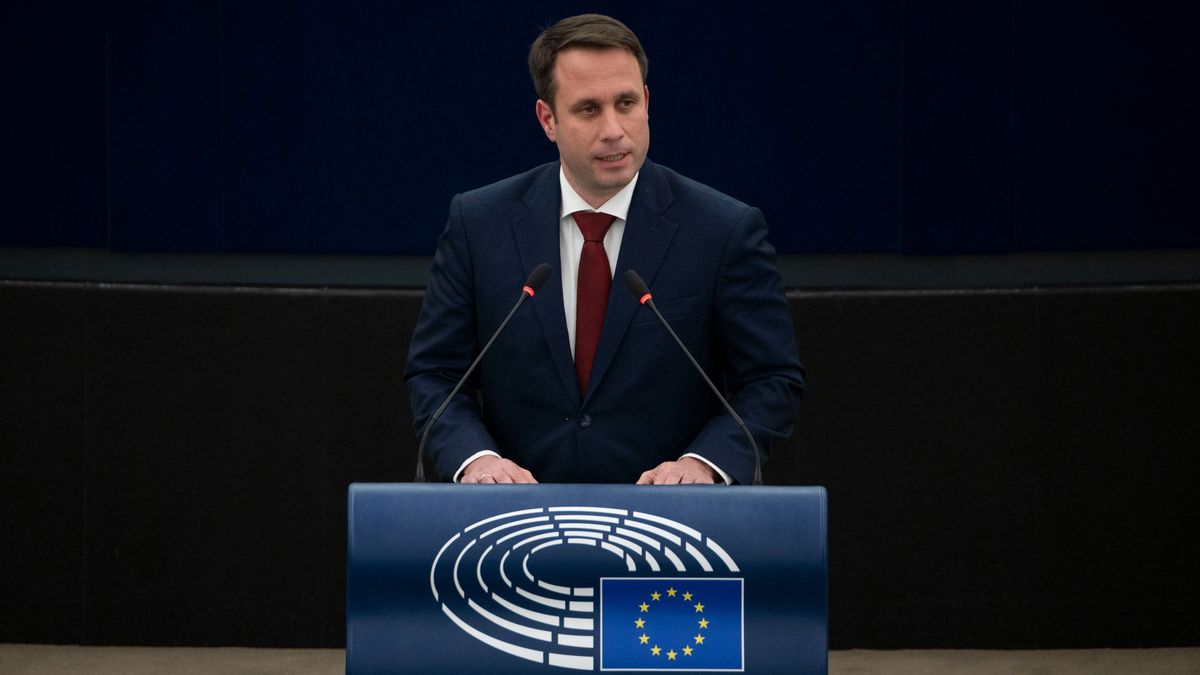 Dömötör Csaba az EP-ben szembesítette az európai politikai elitet azzal, hogy Magyar Péter alkotmánymódosítása alapján ők is nézhetnének új állás után (VIDEÓ)