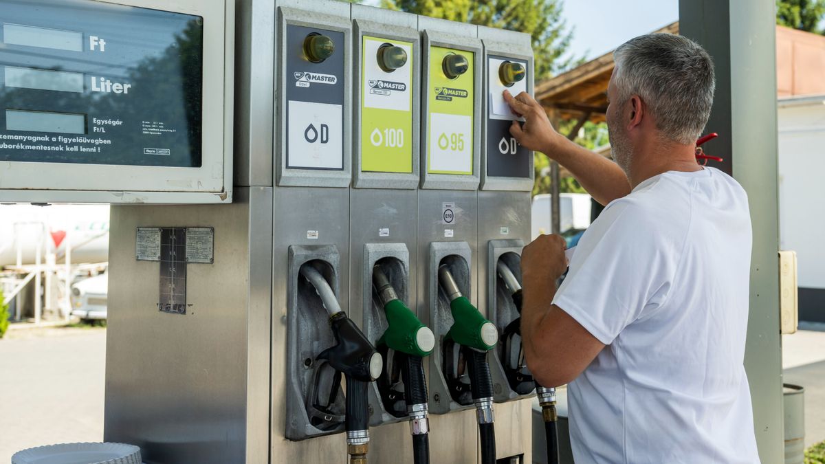 Durván emelkedik a benzin ára, öles léptekkel közelít újra az egykori védett ár