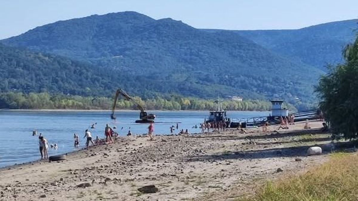 Olyan alacsony a Duna vízszintje, hogy kotrógépet küldtek be a meder mélyítésére
