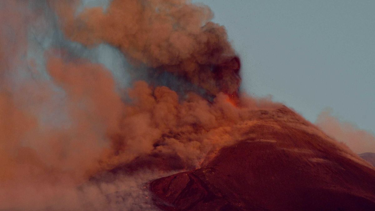 Óriási hamufelhőt szórt az égre az Etna – be kellett zárni a repülőteret (VIDEO)