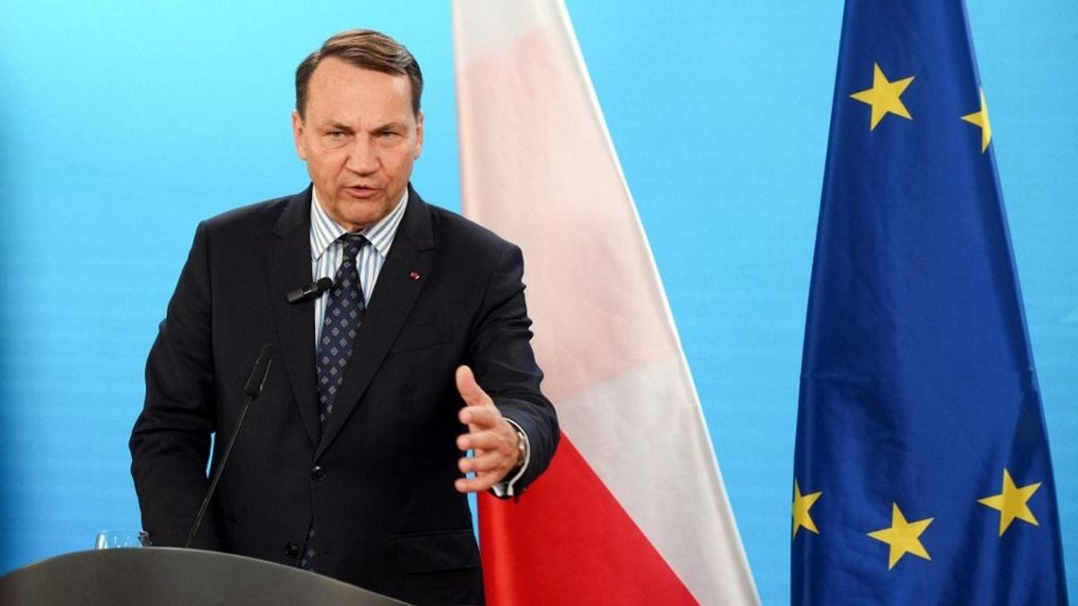 Üzent Sikorski: Magyarország megvonta a menedékjogot két lengyel ellenzéki politikustól, de van egy csavar a történetben