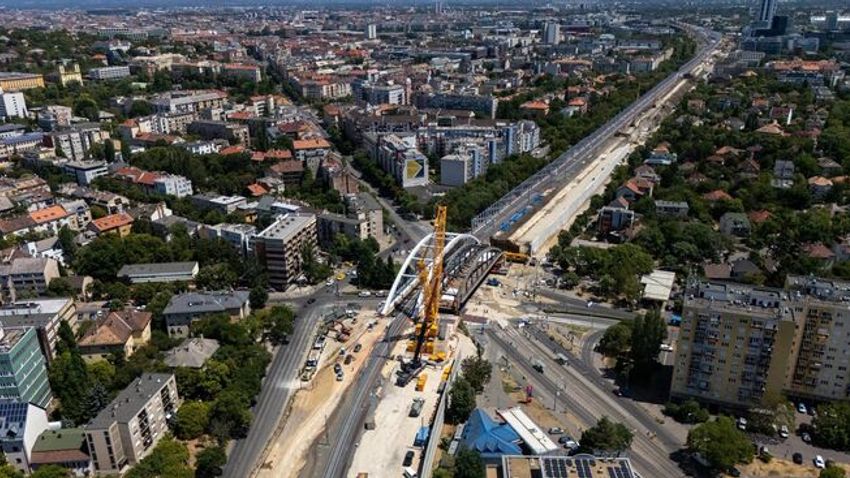 Egyben szállították el a budapesti hidat