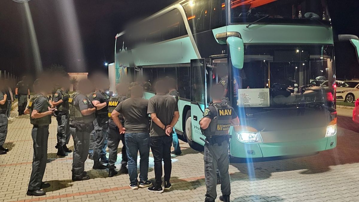 Videón a rajtaütés: lőfegyvereket és dohányterméket foglalt le a készenléti rendőrség egy koszovói buszon