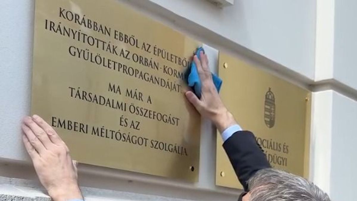 Örkény felnevet: nagyon úgy tűnik, Kátai-Németh Vilmoséknak úgy sikerült „propagandázniuk” a minisztérium falán, hogy ehhez semmiféle engedélyük nem volt, így most vehetik is le az „emléktáblát”
