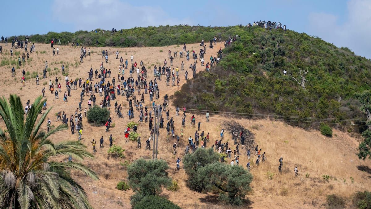 Drámai videón, ahogy ismét több ezer illegális migráns próbál bejutni a spanyolországi Ceutába