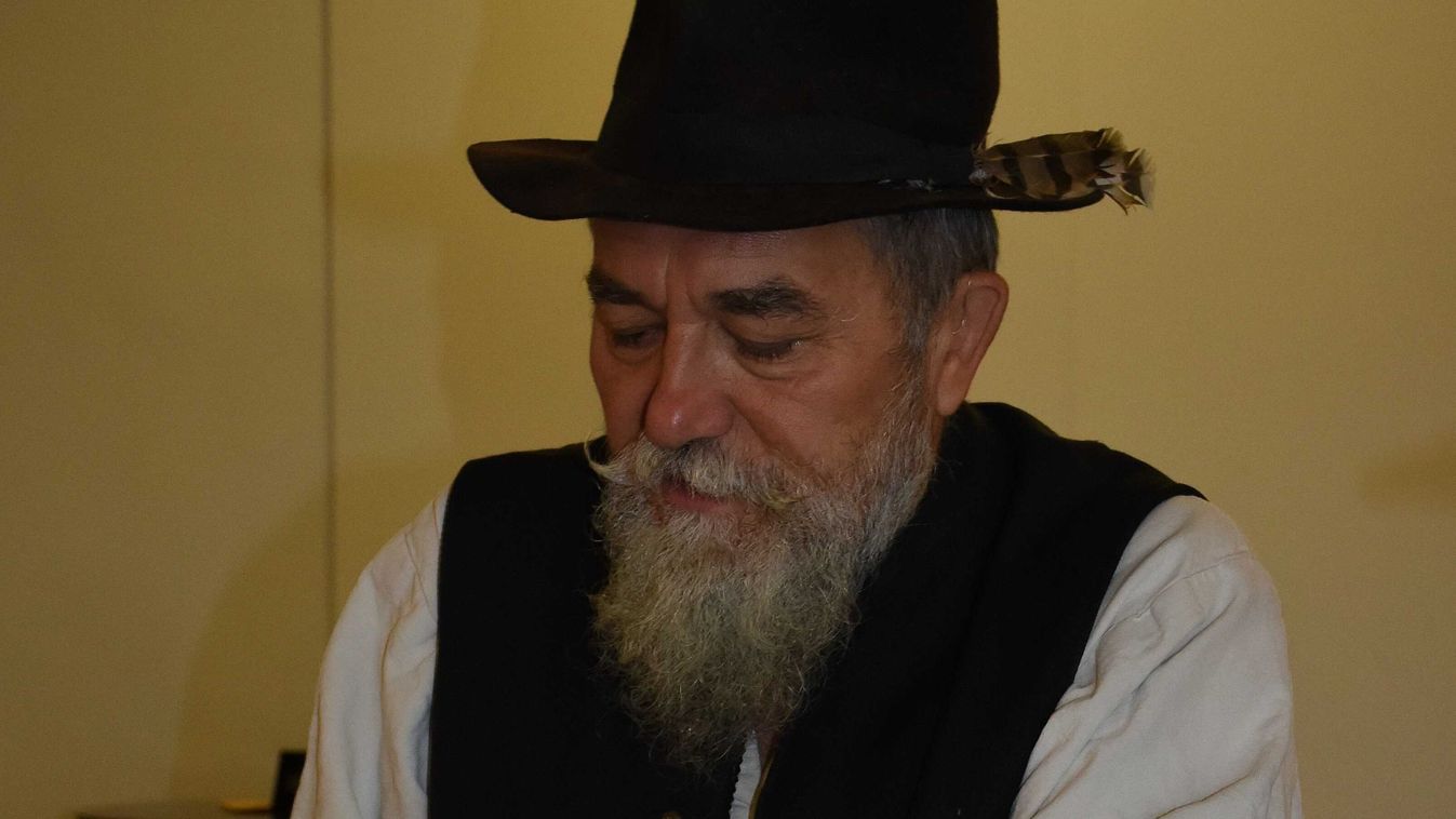 Szegény legény szívében hittel