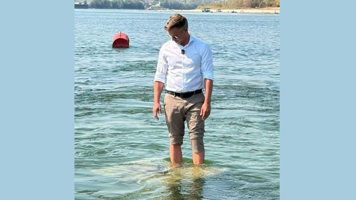 A Duna közepén, a honvédség által helikopterrel beemelt egyik 2 tonnás betonkockán