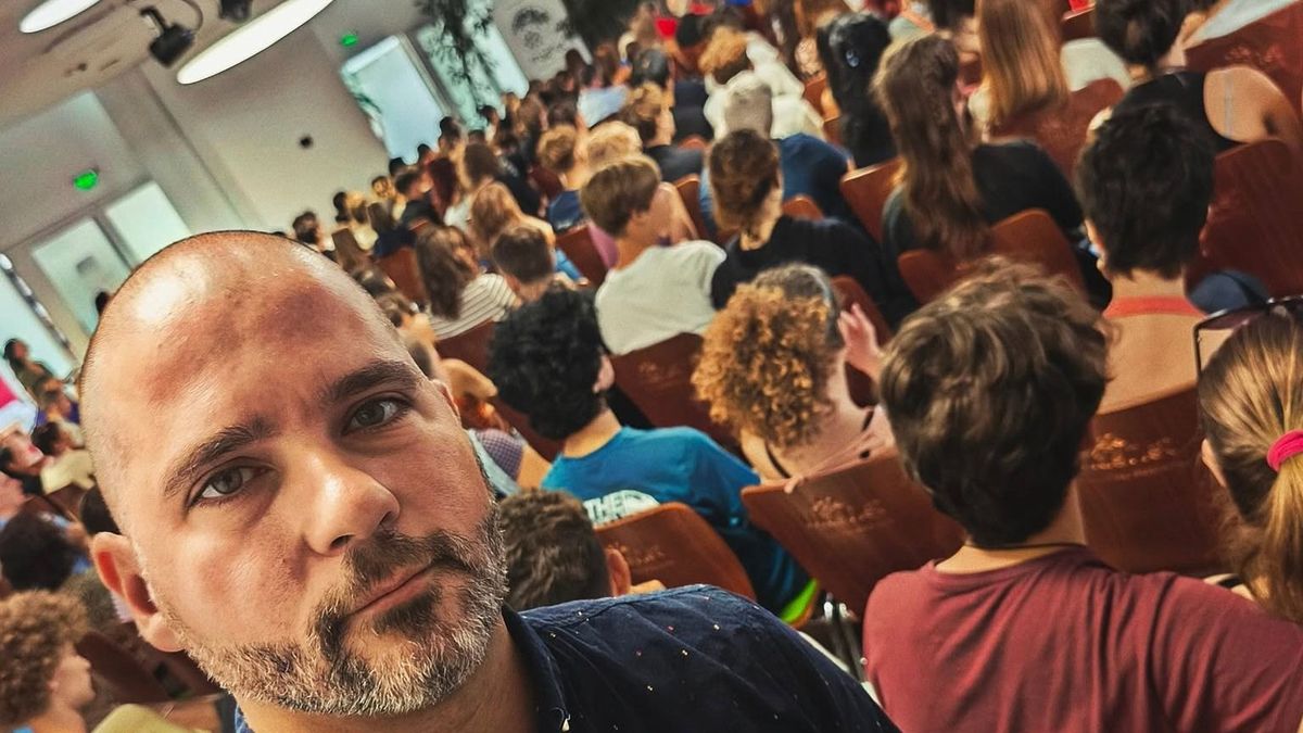 A Tisza-kormány képviselőjével tart tanévnyitót ezekben a percekben is tucatnyi olyan szélsőséges, destruktív szervezet, mint amilyen az Amnesty International, a Labrisz vagy a Háttér Társaság